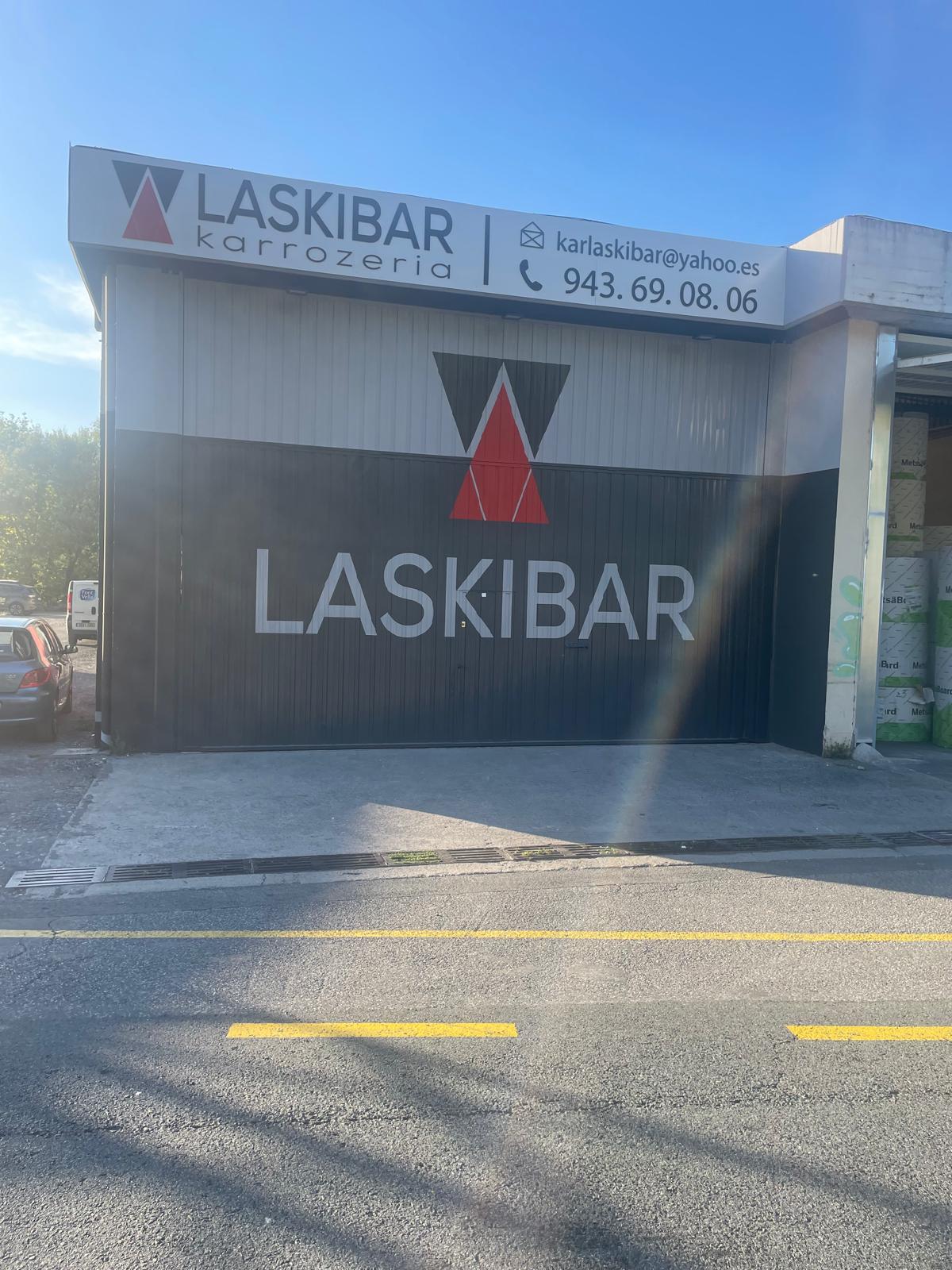 Letras de PVC, pintura de puertas y fachada completa